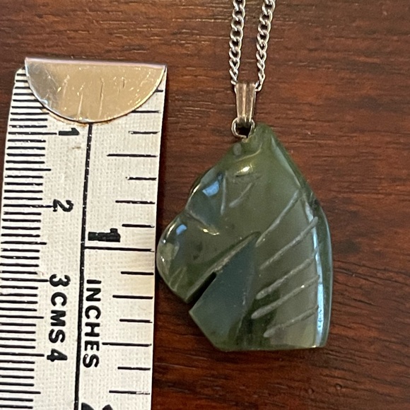 Natural nephrite jade hand carved large horse pendant & silver tone metal chain - Picture 4 of 7